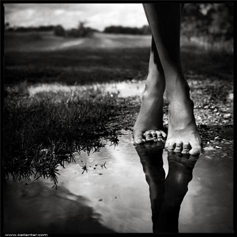 a piedi nudi